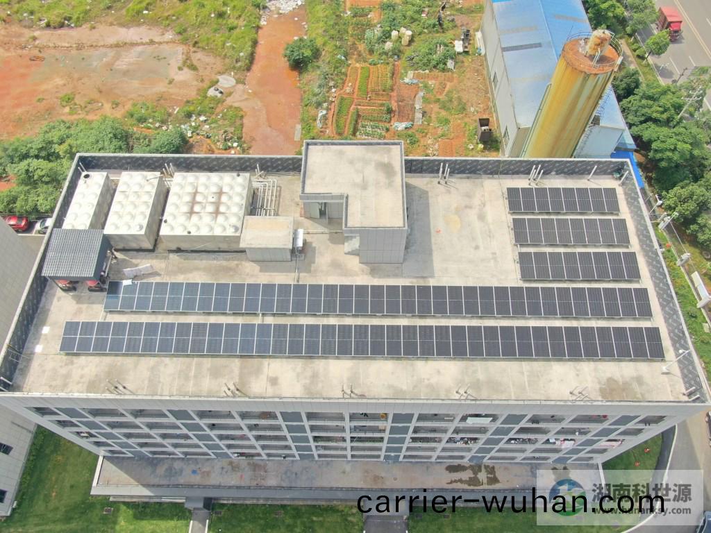 廠(chang)房屋頂光伏髮(fa)電航拍圖